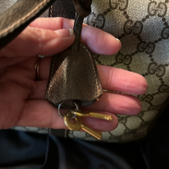 Gucci Preloved Good Condition with lock and two keys - Picture 7 of 10